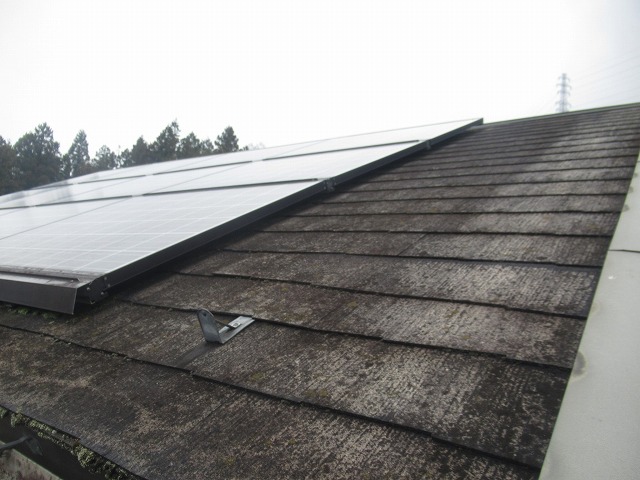 南都留郡西桂町の色褪せた太陽光パネル付きスレート屋根を、ラジカル制御型塗料で塗り替え